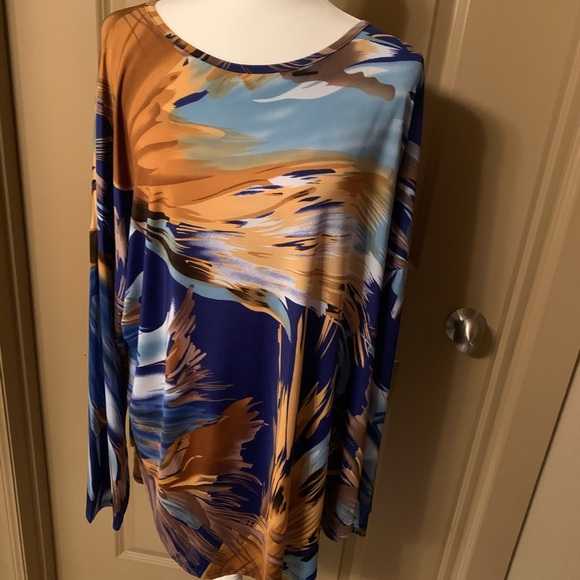 Curved Hem Top - Picture 1 of 5